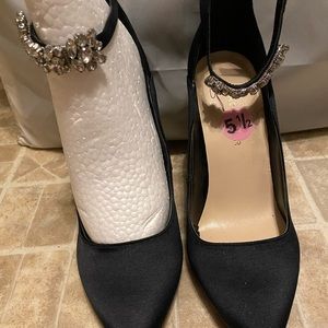 Marc Fisher Black Satin Jeweled Heels Sz 5.5M VGUC 😊😊
